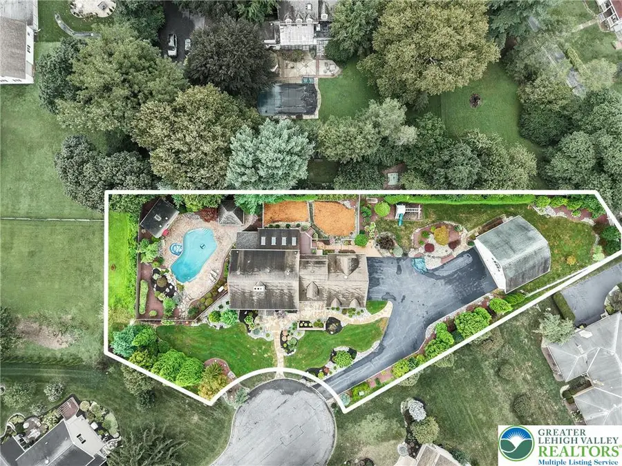 8 Harding Court, Bethlehem Township, PA 18045 - Image #2