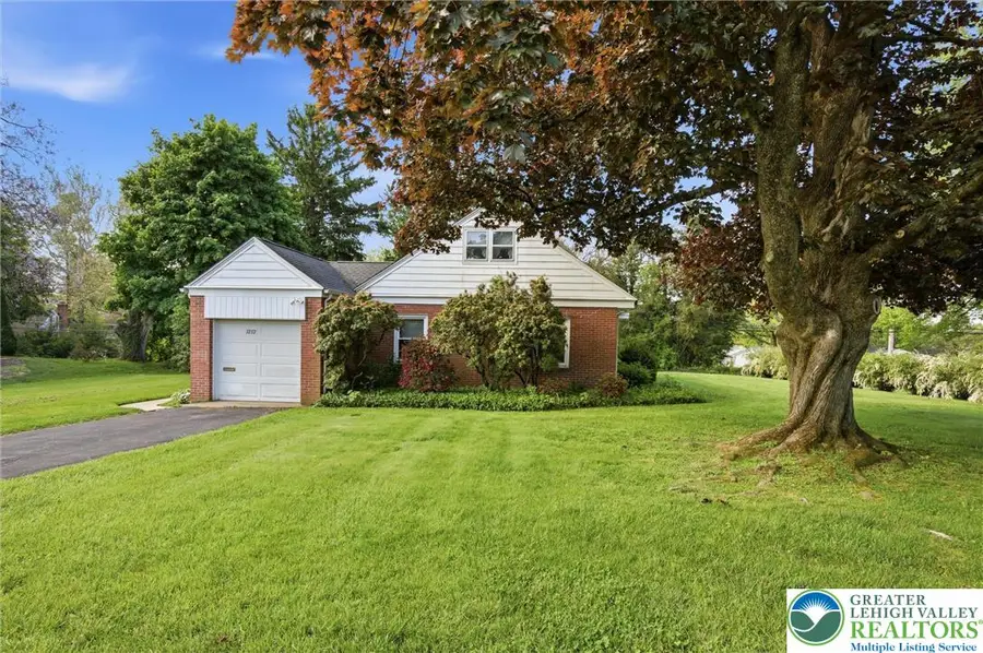 3232 Edinburgh Road, South Whitehall, PA 18104 - #3