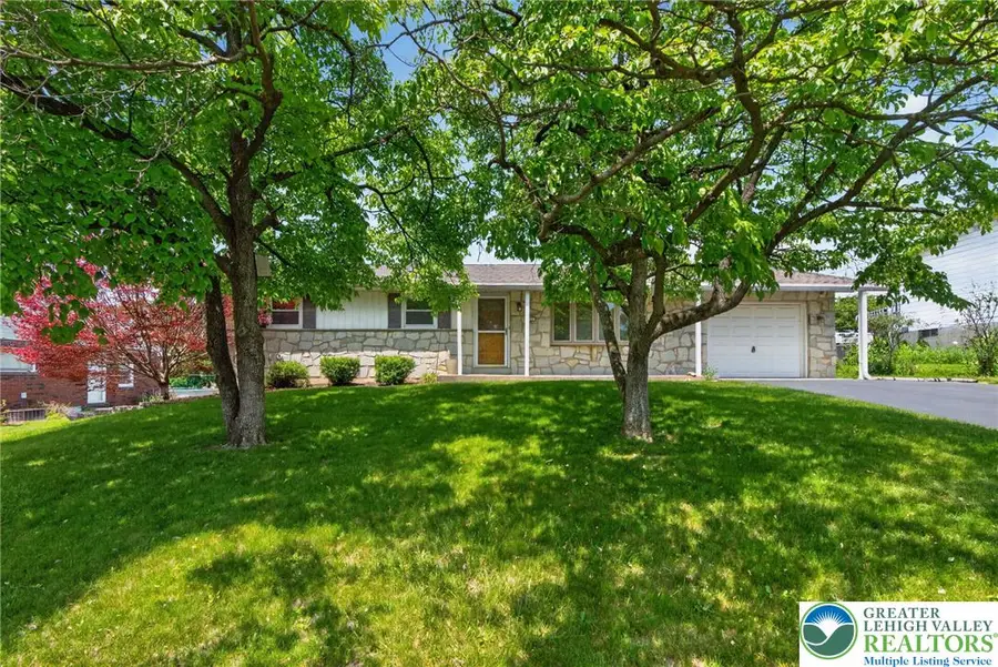 321 E Montgomery Street, Salisbury, PA 18103 - #2