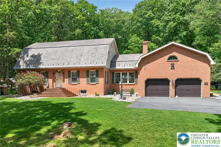 595 Walnut Avenue, Pen Argyl, PA 18072 - #2