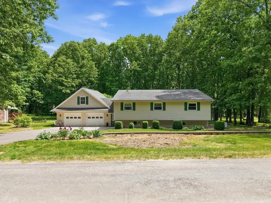 209 Manor Lane E, Mahoning, PA 18235 - #2