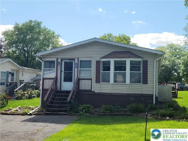 295 Woodsbluff Court, East Allen Twp, PA 18014