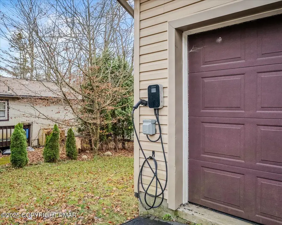 2127 Warwick Circle, Coolbaugh Township, PA 18466 - Image #2