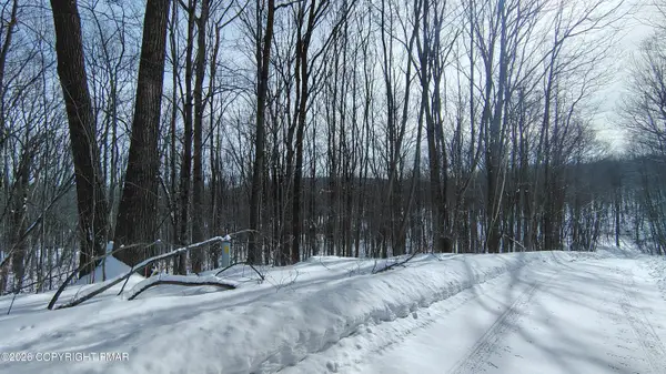 73 Oak Lane, Waymart, PA 18472