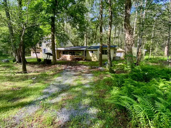 20 Yellow Feather Path, Gouldsboro, PA 18424