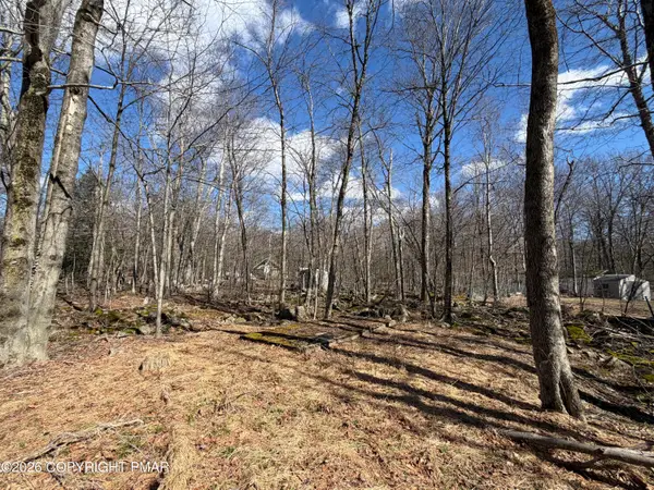 11 Smoke Signal Path, Gouldsboro, PA 18424