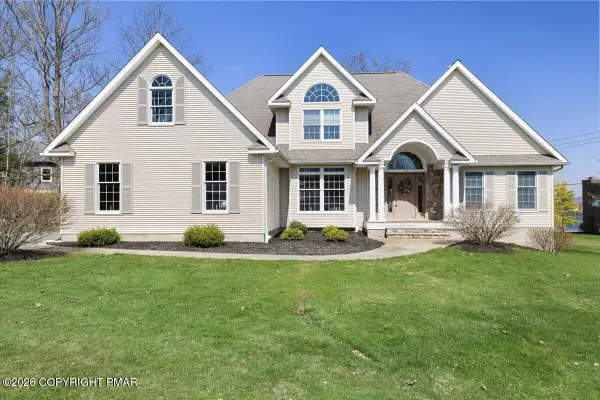 355 Lake Point Avenue, Greenfield Township, PA 18407