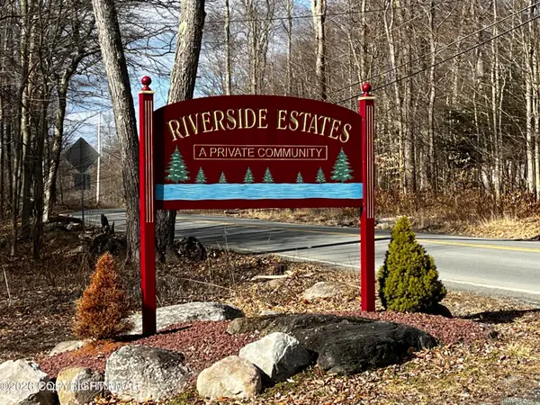 1127 Riverside Heights W, Pocono Lake, PA 18347