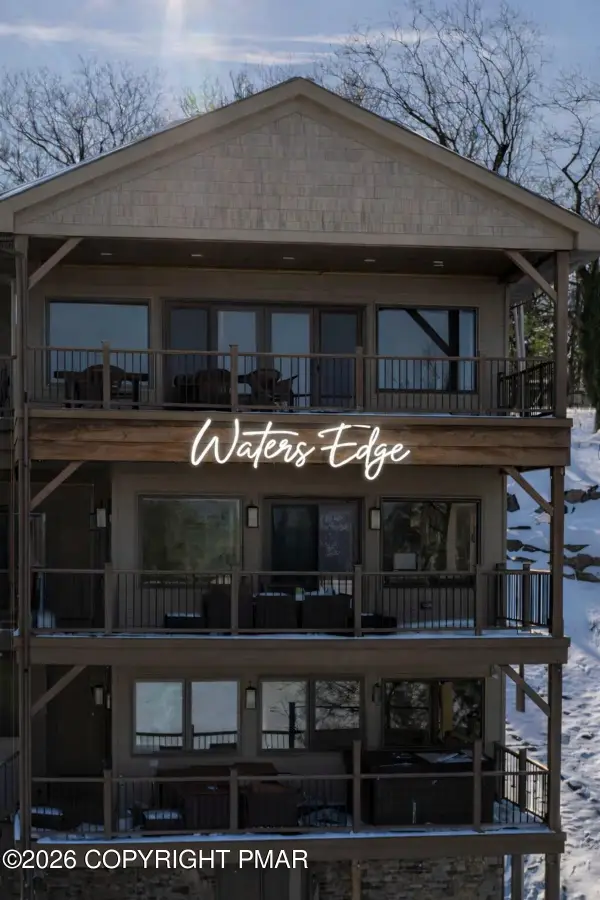 186 S Lake Drive, Lake Harmony, PA 18624
