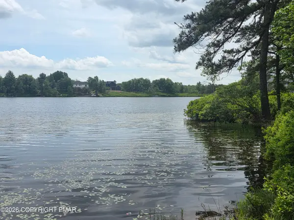 702 Clearview Court E, Long Pond, PA 18334