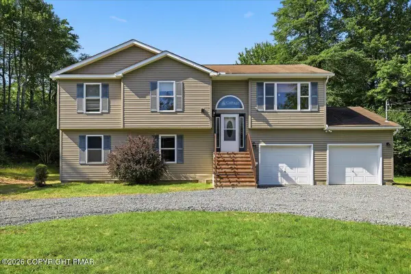 612 Minsi Trail E, Long Pond, PA 18334