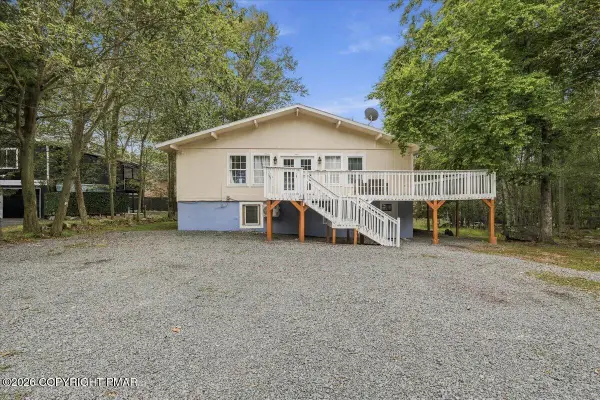 1042 Country Place Drive, Tobyhanna, PA 18466