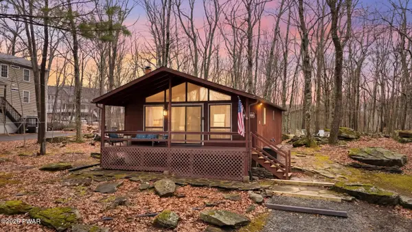 135 Candlewick Way, Lackawaxen, PA 18435