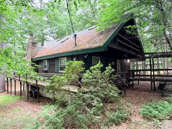 207 Water View Drive, Hawley, PA 18428