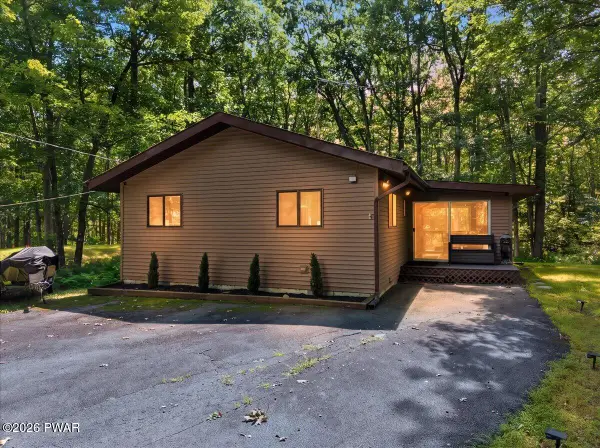 808 Hoover Court, Lords Valley, PA 18428