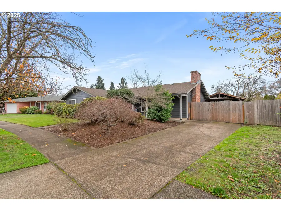 2568 Dover Dr, Eugene, OR 97404 - Image #3