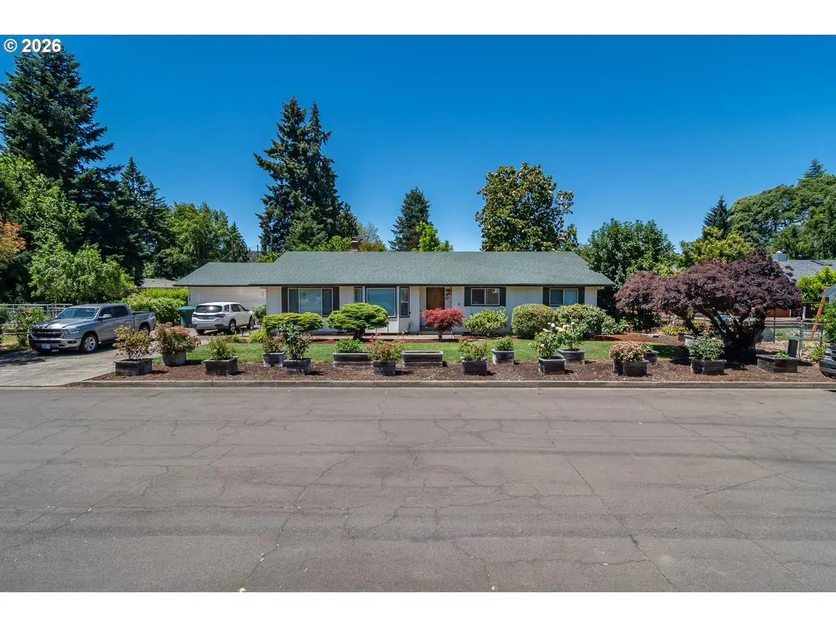 890 W Hickory St, Roseburg, OR 97471 - #1