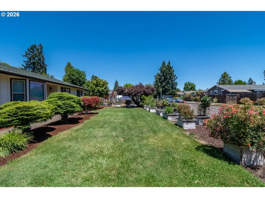 890 W Hickory St, Roseburg, OR 97471 - #2