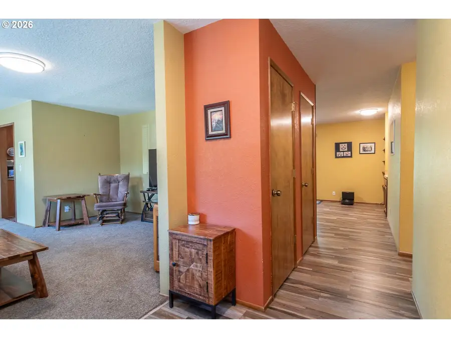 890 W Hickory St, Roseburg, OR 97471 - #3