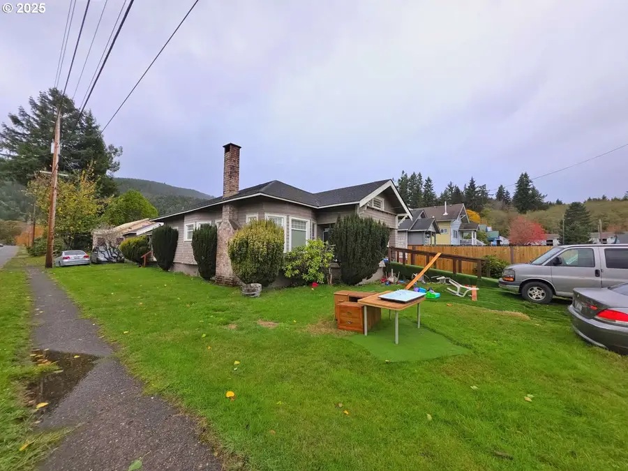 1104 Gaylord St, Raymond, WA 98577 - Image #3