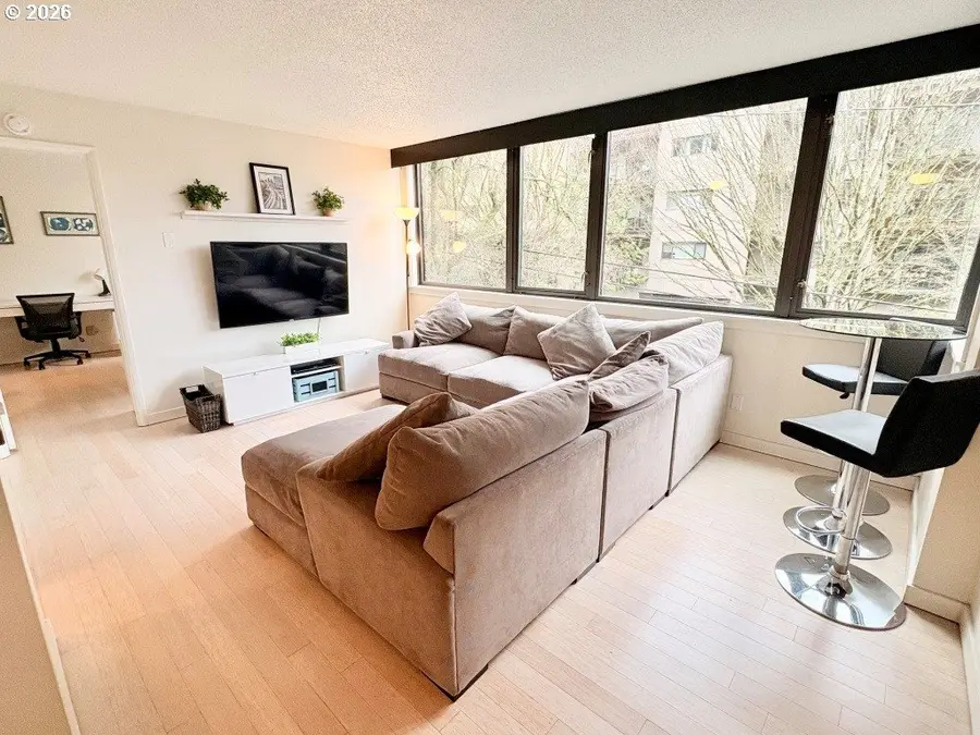 2020 SW Main St #402, Portland, OR 97205 - #3