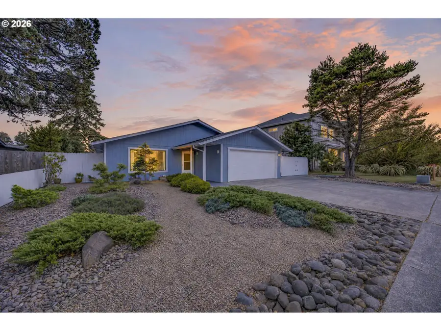 1142 9th St, Florence, OR 97439 - #2