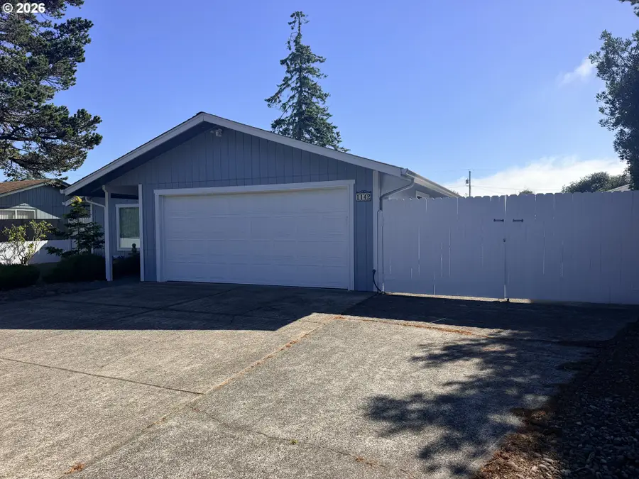 1142 9th St, Florence, OR 97439 - #3