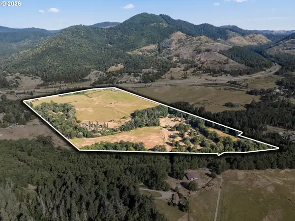 706 Creek Rd, Azalea, OR 97410