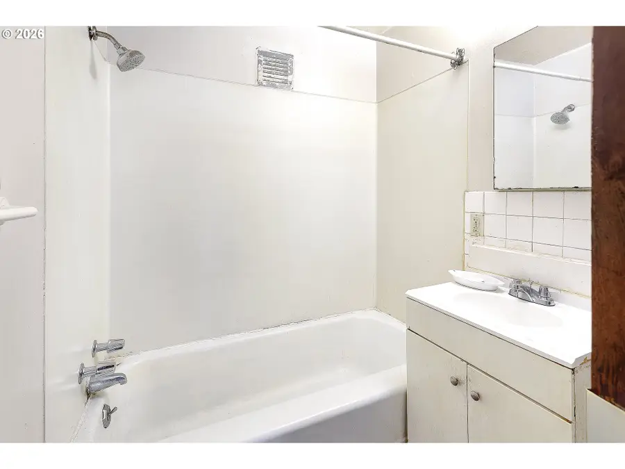 915 NE 4th St, Gresham, OR 97030 - #3