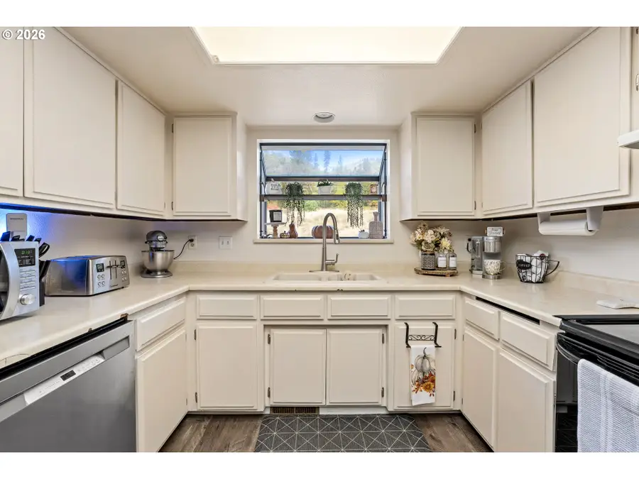 1093 NE Hillcrest Dr, Grants Pass, OR 97526 - Image #3