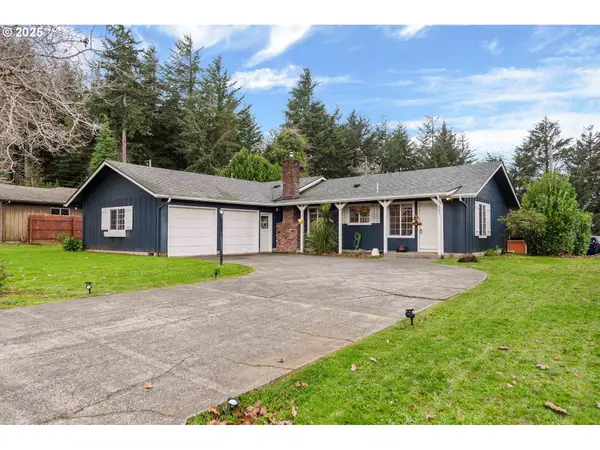885 Oakway Dr, CoosBay, OR 97420