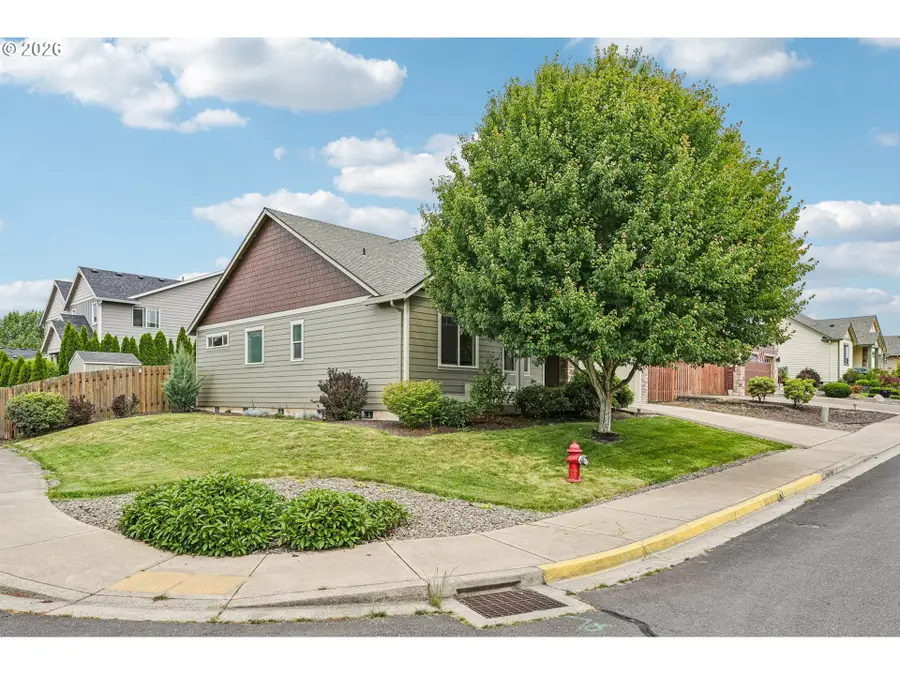601 N 6th St, Carlton, OR 97111 - #3
