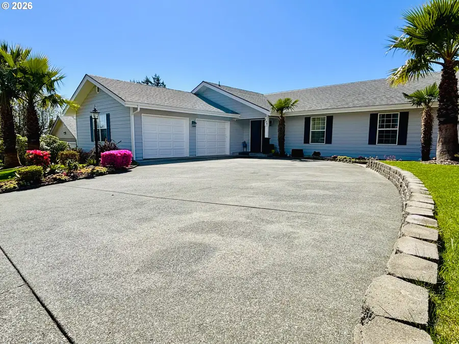 835 Highland Ave, Brookings, OR 97415 - #2