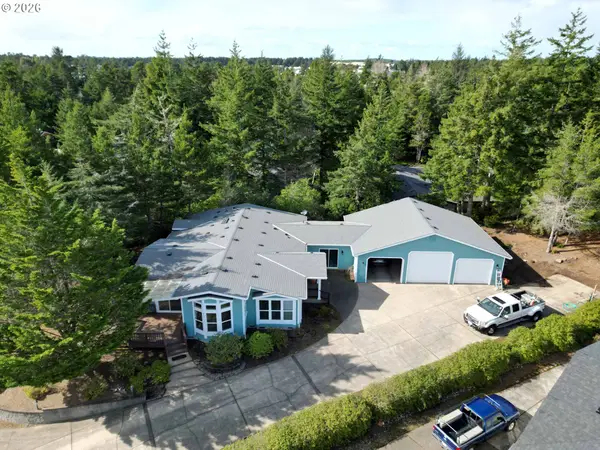 614 38th Pl, Florence, OR 97439