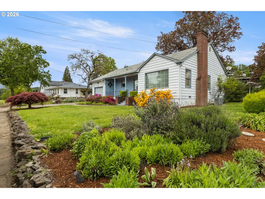 1564 NW Almond Ave, Roseburg, OR 97471 - #2