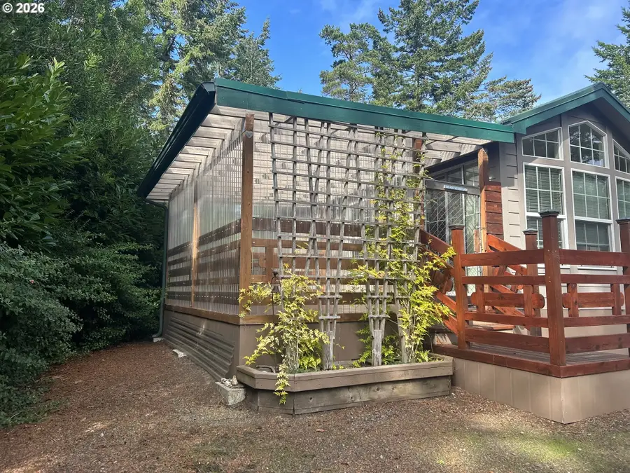 255 Outer Dr, Florence, OR 97439 - #3