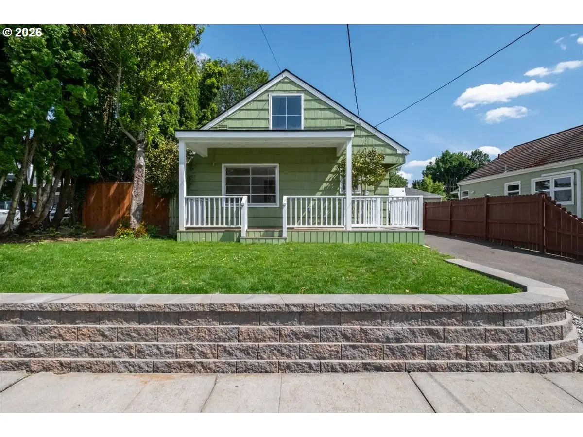1020 N 3rd St, Woodburn, OR 97071 - #1