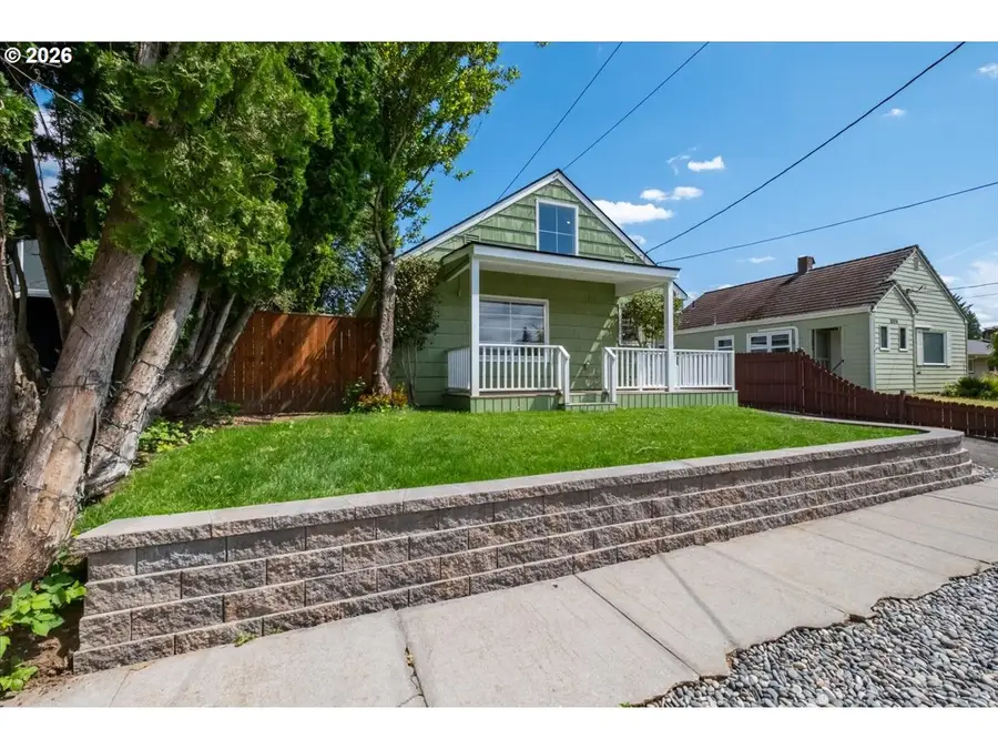 1020 N 3rd St, Woodburn, OR 97071 - #2