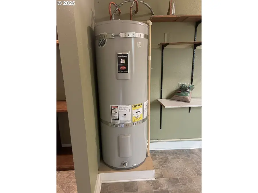 402 NE C St, Willamina, OR 97396 - Image #2