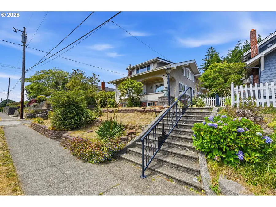 842 Oregon Ave, North Bend, OR 97459 - #3