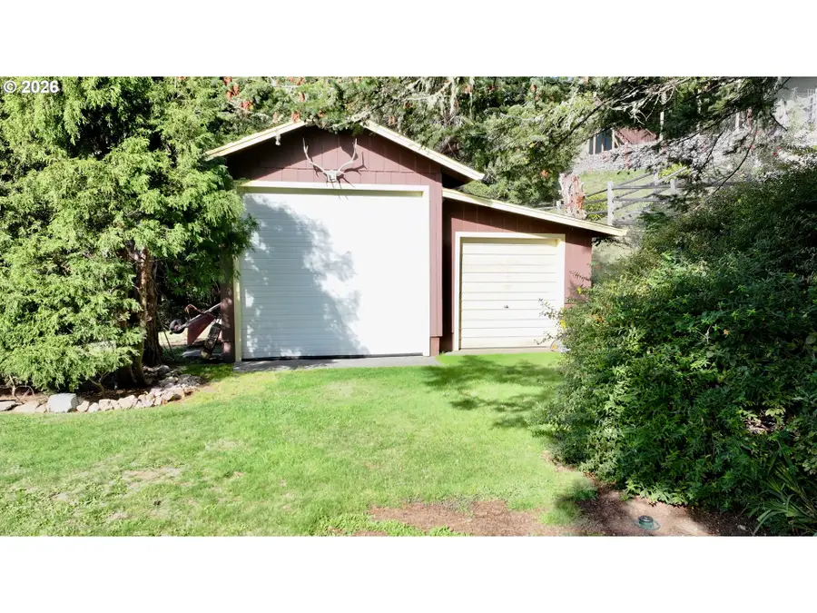 15604 Napa Ln, Brookings, OR 97415 - Image #2