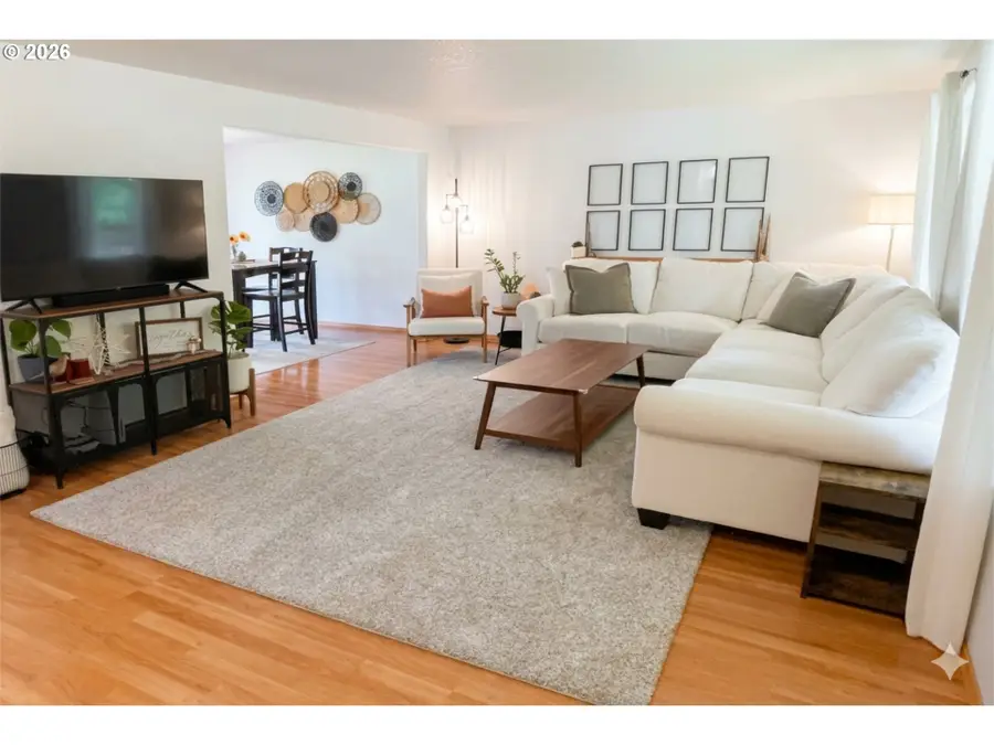 1101 E Sunset Dr, Newberg, OR 97132 - #2