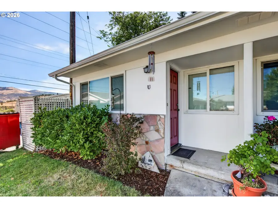 130 S Main St, Phoenix, OR 97535 - #2