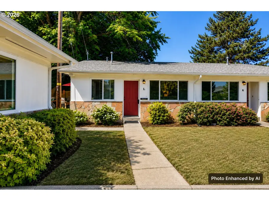 130 S Main St, Phoenix, OR 97535 - #3