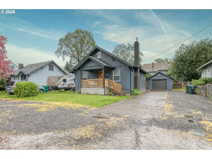 274 N 3rd St, Saint Helens, OR 97051 - #3