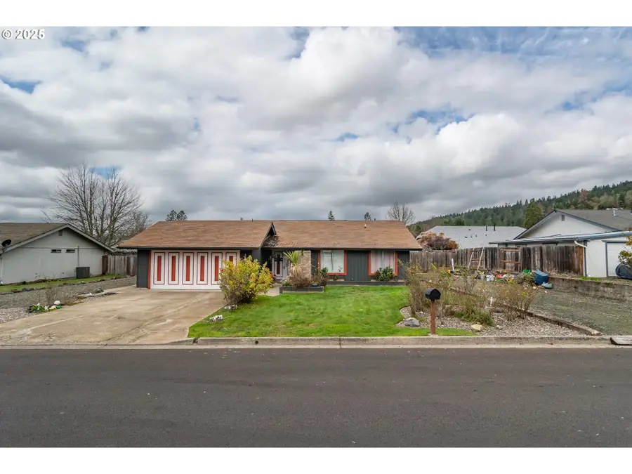 229 N Grove Ln, Sutherlin, OR 97479 - Image #2