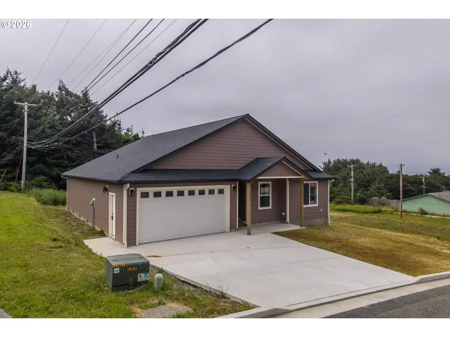 30302 Driftwood Dr, Wedderburn, OR 97444 - #2