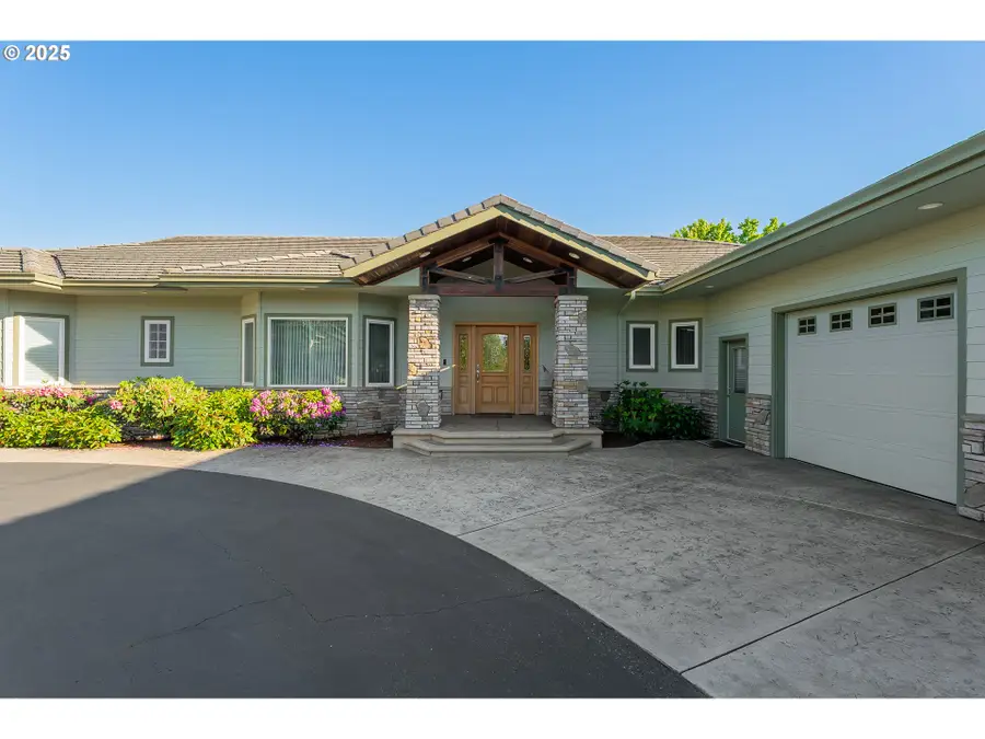 245 Fairway Village Ln, Roseburg, OR 97471 - #2