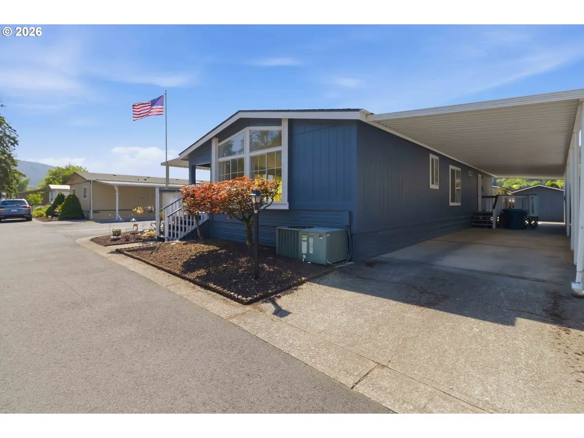 318 Peacock Ln, Kelso, WA 98626 - #1