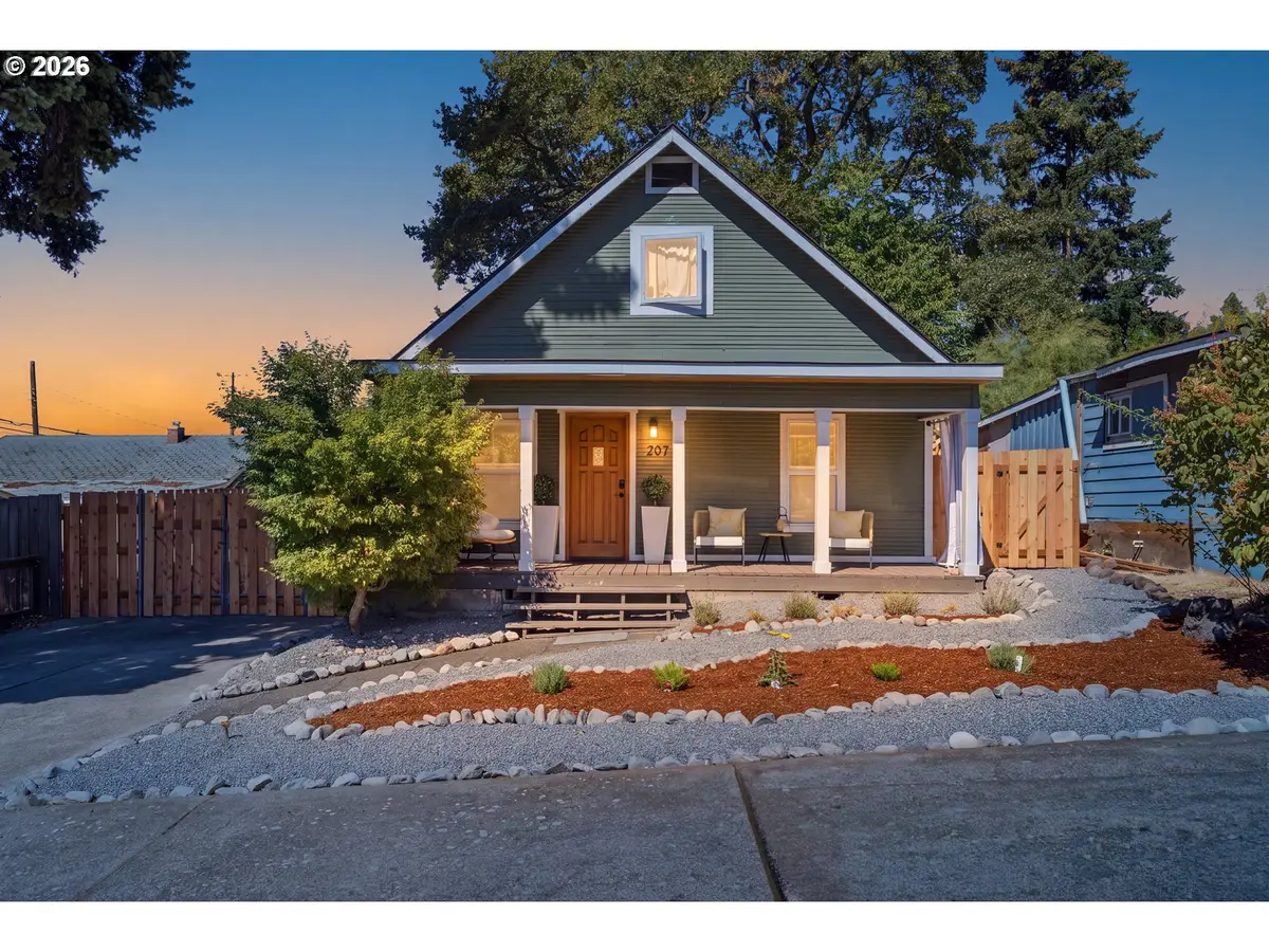 207 N Oak St, Bingen, WA 98605 - #1
